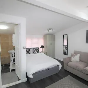 2 Min Walk To Upton Park Station Londres